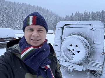 Телеведущему Дмитрию Комарову пришлось оправдываться из-за джипа в горах Карпат