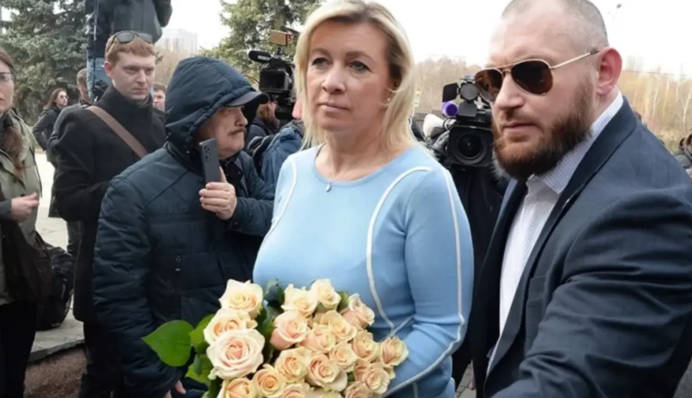 Кардинальная разница платья на спикере МИД РФ Марии Захаровой и модели резанула глаз