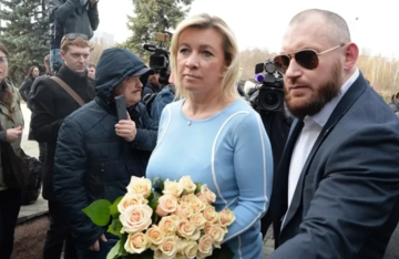 Кардинальна різниця сукні на речниці МЗС РФ Марії Захаровій та моделі різанула око