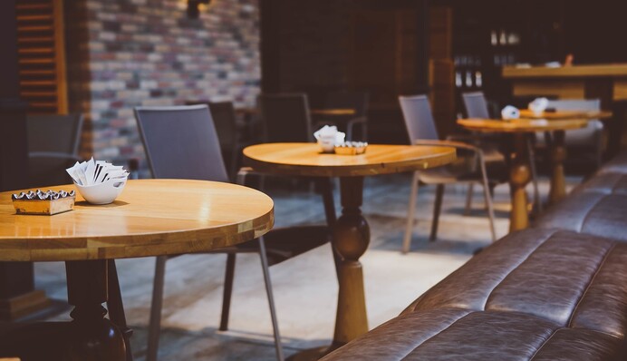 «Все равно, что назваться х**лом, а потом переназваться хйлом». Основатель книжного магазина отреагировал на «ребрендинг» столичной сети кофеен