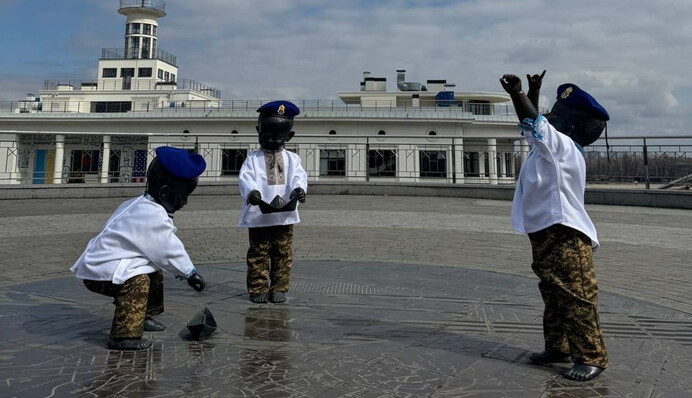 Скульптуры маленьких основателей Киева одели в штанишки с пикселем Нацгвардии