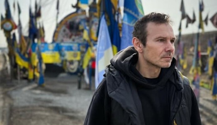 Певец Вакарчук приехал на фронт