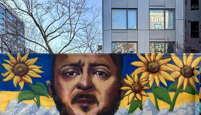 Украинский актер наткнулся на мурал с Зеленским в Нью-Йорке