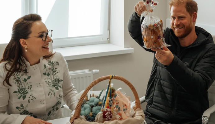 Принц Гарри получил украинский кулич с легендарной мукой