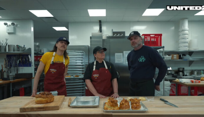 ​Американський актор Лієв Шрайбер та фронтмен гурту Gogol Bordello Євген Гудзь спекли особливу паску