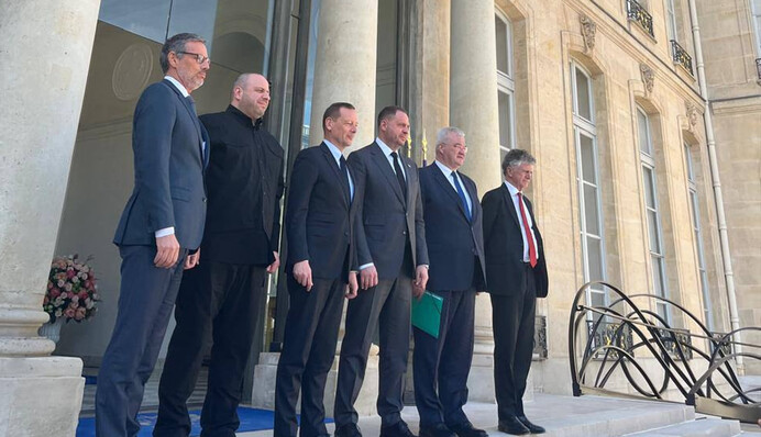 ​Блогерша определила цену костюма Ермака в Париже