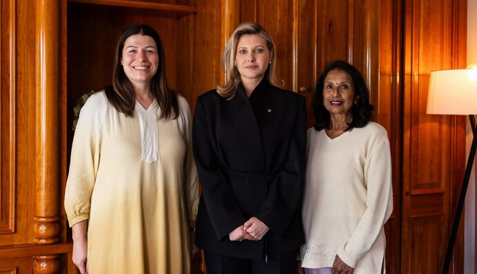 Черный костюм и символическая брошь: образ Елены Зеленской во время визита в ЮАР