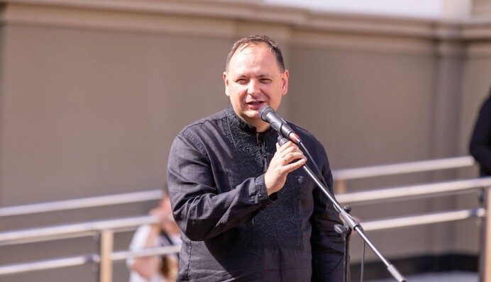 «Вы совсем кукухами поехали, бюрократы мерзкие?» Заслуженного артиста Украины разозлил призыв мэра бить детей