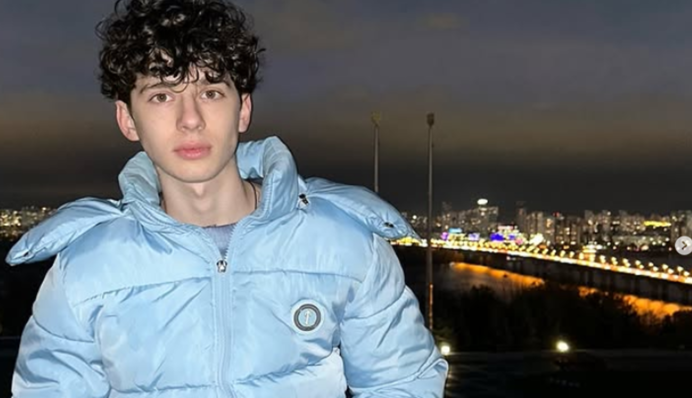 Украинского певца оштрафовали за курение возле киевского метро