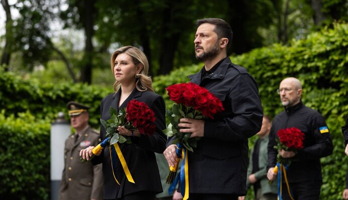 Олена Зеленська у чорному костюмі вшанувала пам'ять загиблих у Другій світовій війні