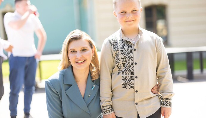 Елена Зеленская вручила награды детям войны в стильном костюме: новый образ первой леди