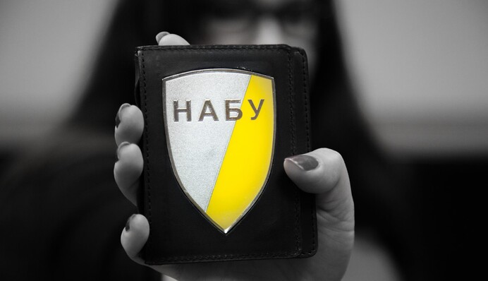 Двое знакомятся а третьего слушают. Что происходит в делах топ коррупционеров