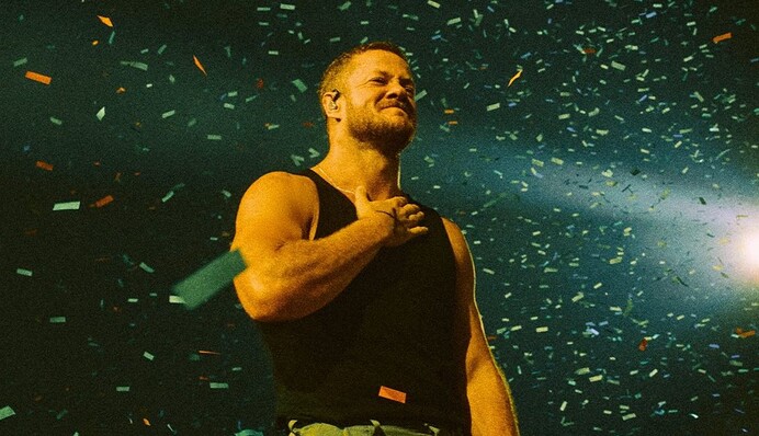 Завершив шоу підтримкою України: соліст Imagine Dragons підняв прапор у фіналі концерту в Празі
