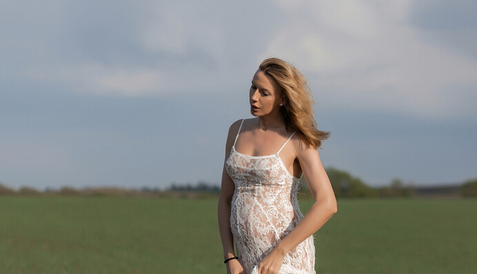 Леся Нікітюк чекає на первістка: телеведуча красиво підтвердила свою вагітність