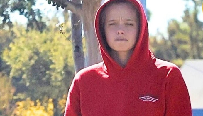 В яскравій толстовці з капюшоном: доньку Джолі упіймали на вулиці в спортивному образі