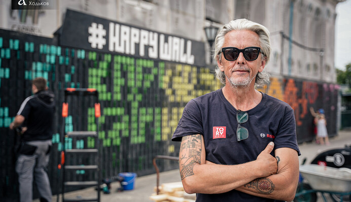 У Києві встановили інсталяцію відомого данського художника - стіну щастя Happy wall: фоторепортаж