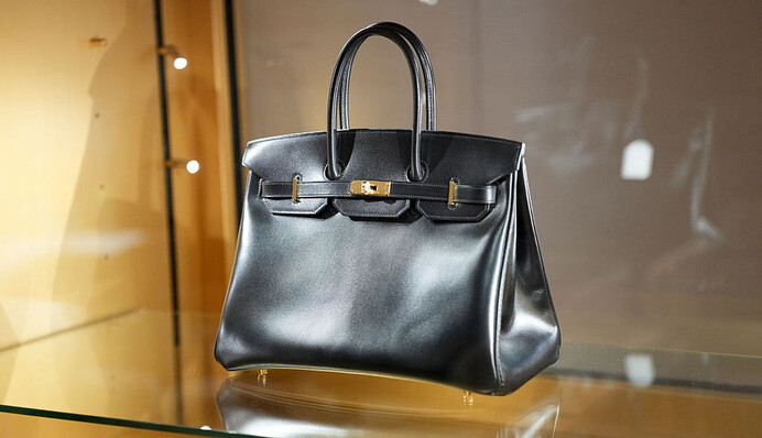 Оригінальну сумку Birkin продали на аукціоні за рекордну суму: скільки вона коштувала