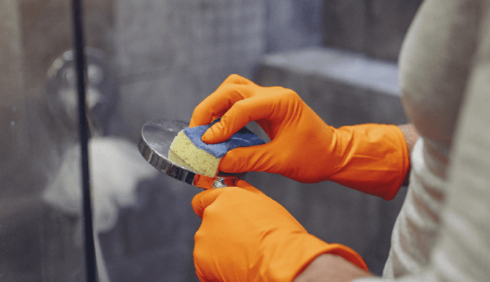 Как удалить известковый налет со стен душевой кабины: экологичное и действенное средство