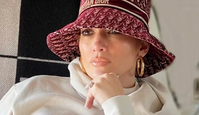 Фирменный стиль: Дженнифер Лопес зажгла на концерте в кожаных штанах со шворками