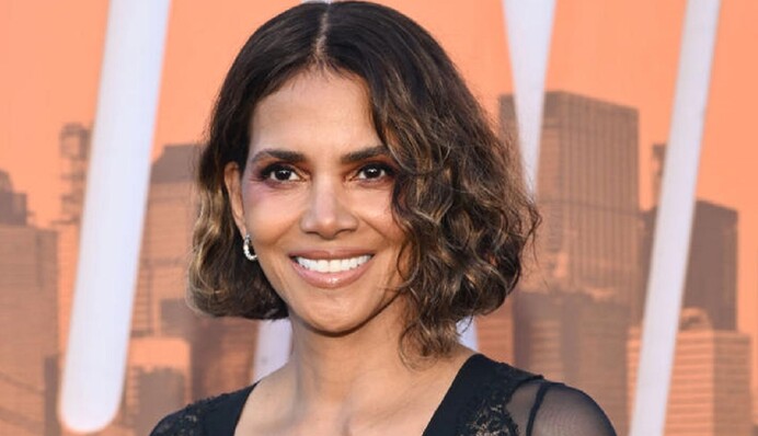 Геллі Беррі вигуляла в пустелі купальник та крислатий капелюх