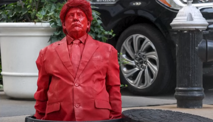 В канализационном люке с крысой: в Нью-Йорке показали необычную скульптуру Трампа