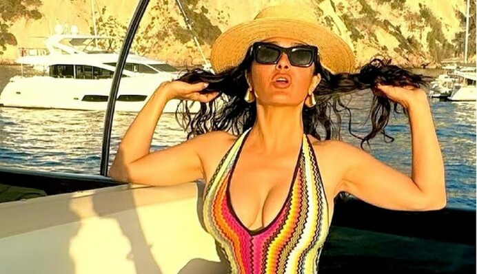 Сальма Хаек драйвово потанцевала перед камерой в купальнике на веревочках