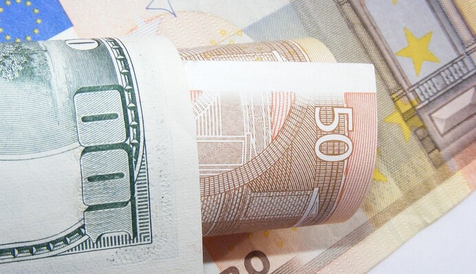 США и ЕС (вроде бы) договорились по тарифам: что будет с курсами доллара и евро к гривне