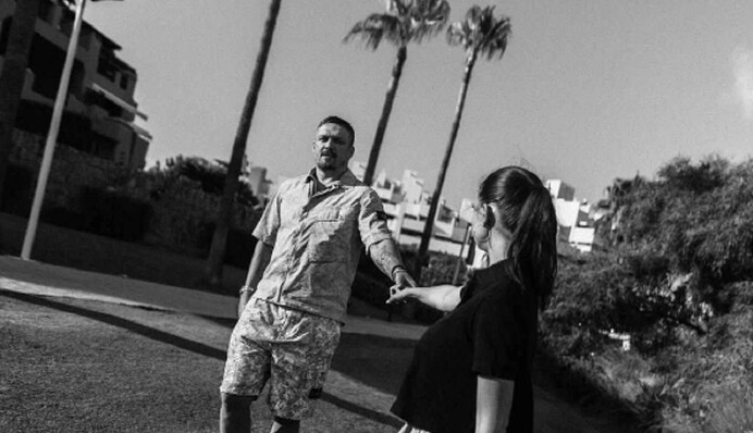 Море, улыбки и объятия: Усики очаровали фотосетом на испанском пляже