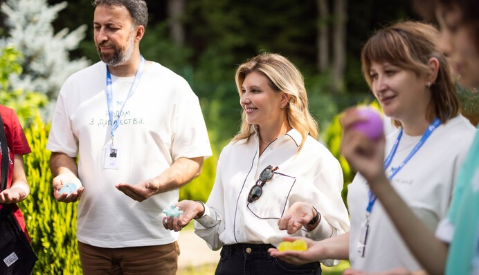 Елена Зеленская в черных джинсах и рубашке посетила детский лагерь на Буковине
