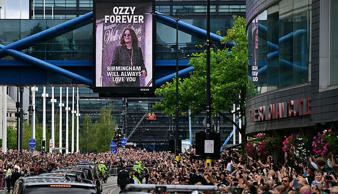 Фирменный жест, любимые хиты и море слез: как фанаты прощались с Оззи Осборном