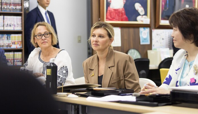 Елена Зеленская с новой прической посетила центр психологической помощи украинцам в Токио