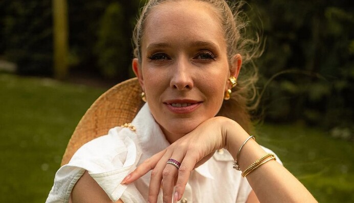 Катя Осадчая поздравила с Яблочным Спасом и показала, что кладет в корзину для освящения