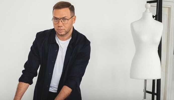 Подойдут всем: Андре Тан рассказал об омолаживающих цветах в одежде