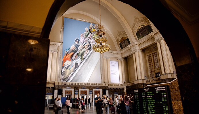 Художница Леся Хоменко создала гигантскую картину в Центральном вокзале Киева