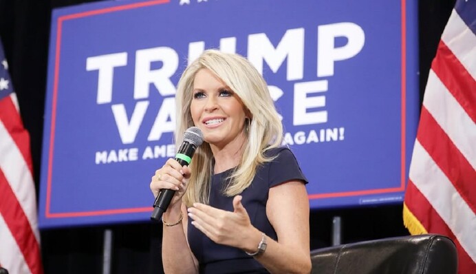 Моніка Кроулі: що відомо про блондинку, яка зустрічала європейських лідерів на ґанку Білого дому