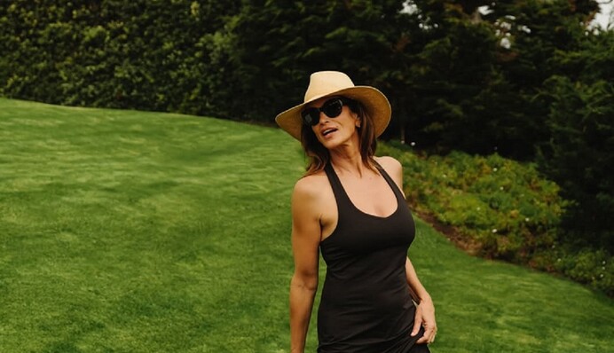 Синди Кроуфорд в черном платье кокетливо попозировала на травке