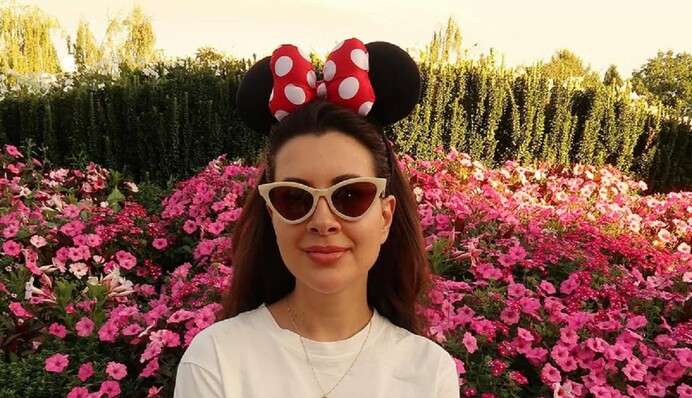 Рамина Эсхакзай в забавных ушках Мини Маус засветилась в Париже