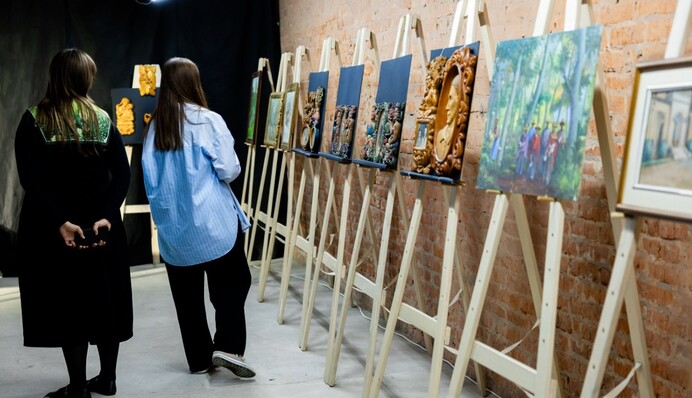 Впервые увидели мир: в Луцке открыли уникальную выставку художников-наивистов