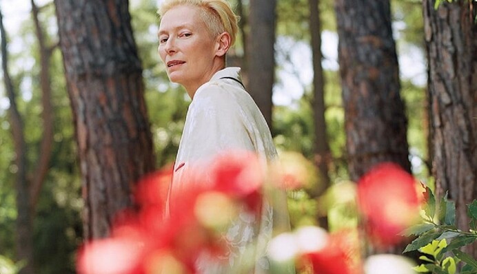 Вневременная привлекательность: Тильда Свинтон показала, как нужно носить белый осенью