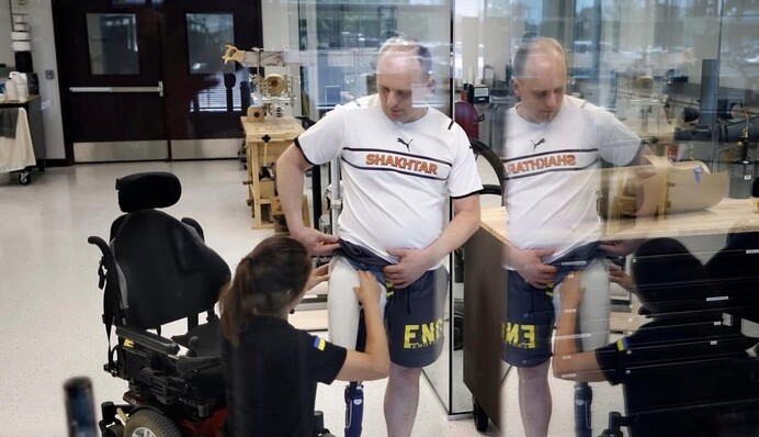 “У нас в родині демократія”: ветерана, який втратив кінцівку на війні, на фронті замінила дружина