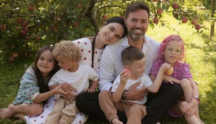 З макіяжем та зачіскою: донька Мірошниченків знялася у кліпі відомої співачки