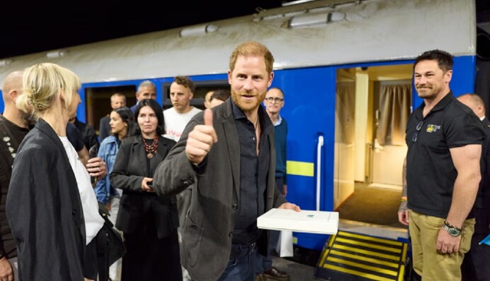 Візит принца Гаррі в Україну: з якими подарунками він повернувся додому