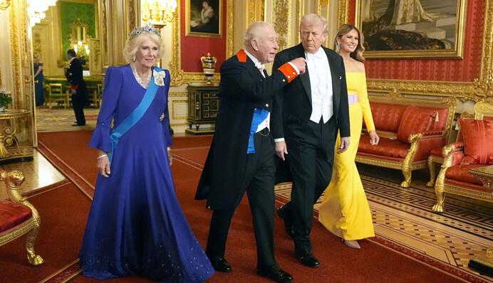 Збіг чи підтримка України? Королева Камілла і Меланія Трамп на банкеті з'явилися в сукнях кольорів українського прапора