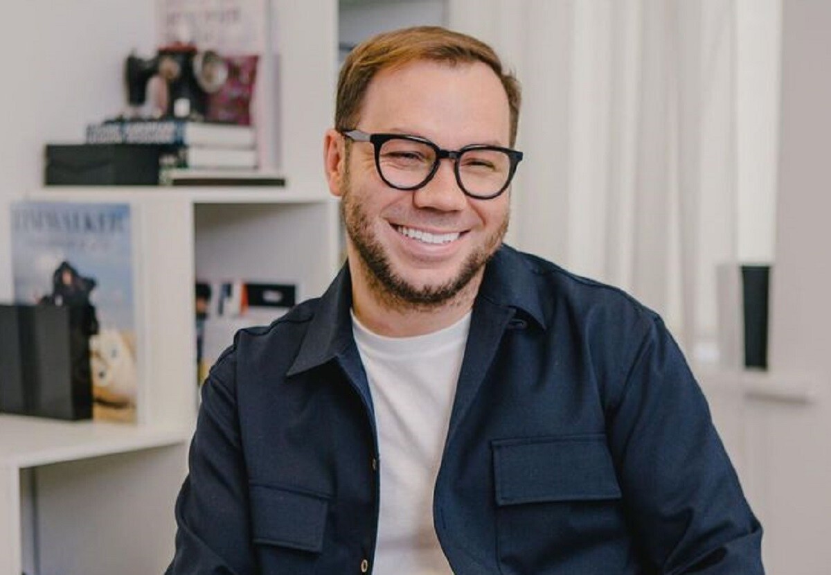 З великою в'язкою, високим горлом чи з деталями? Андре Тан пояснив, які светри варто обирати цієї осені