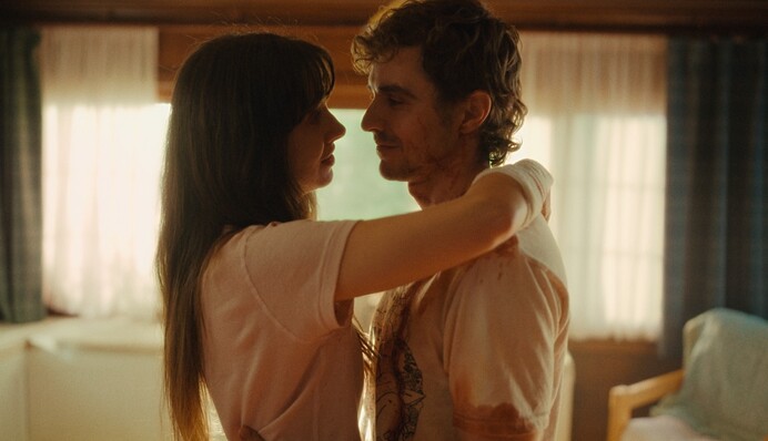 Китайська цензура: в австралійському хоррорі за допомогою ШІ змінили гей-пару на гетеросексуальну