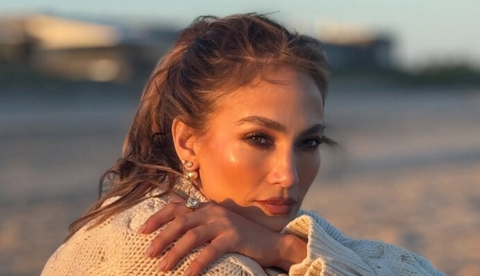 По-осінньому затишно: Дженніфер Лопес показала, як носити в'язаний светр