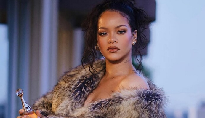 Рианна в третий раз стала мамой: певица показала фото ребенка и назвала имя