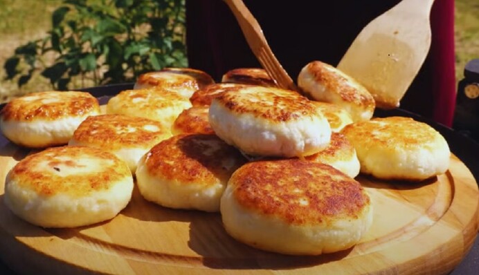 Смачніше не буває: як приготувати пухкі сирники з гарбуза