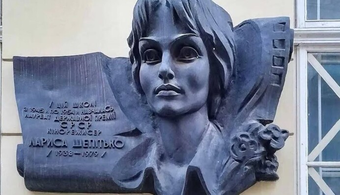 У Львові тривають дискусії навколо демонтажу таблиці бахмутської режисерки