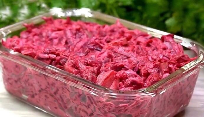 Не вінегрет і не оселедець під шубою: як приготувати смачний салат з простих інгредієнтів